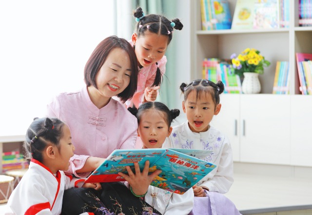 高臺(tái)縣第四幼兒園的孩子在老師的指導(dǎo)下閱讀繪本.jpg