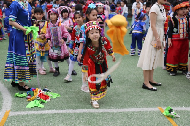 南寧市星湖小學(xué)一、二年級的學(xué)生開展了壯族競技項目“背簍繡球”.JPG